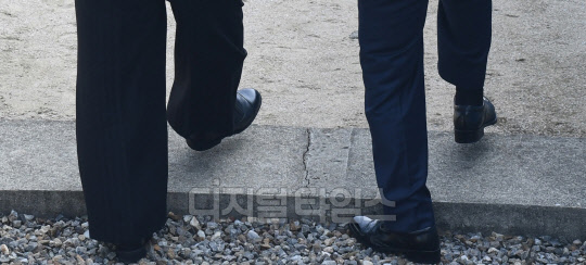 2018 남북정상회담이 열린 27일 경기도 파주시 판문점에서 문재인 대통령이 북한 김정은 국무위원장의 손을 잡고 군사분계선을 넘어 북측으로 향하고 있다. 한국공동사진기자단